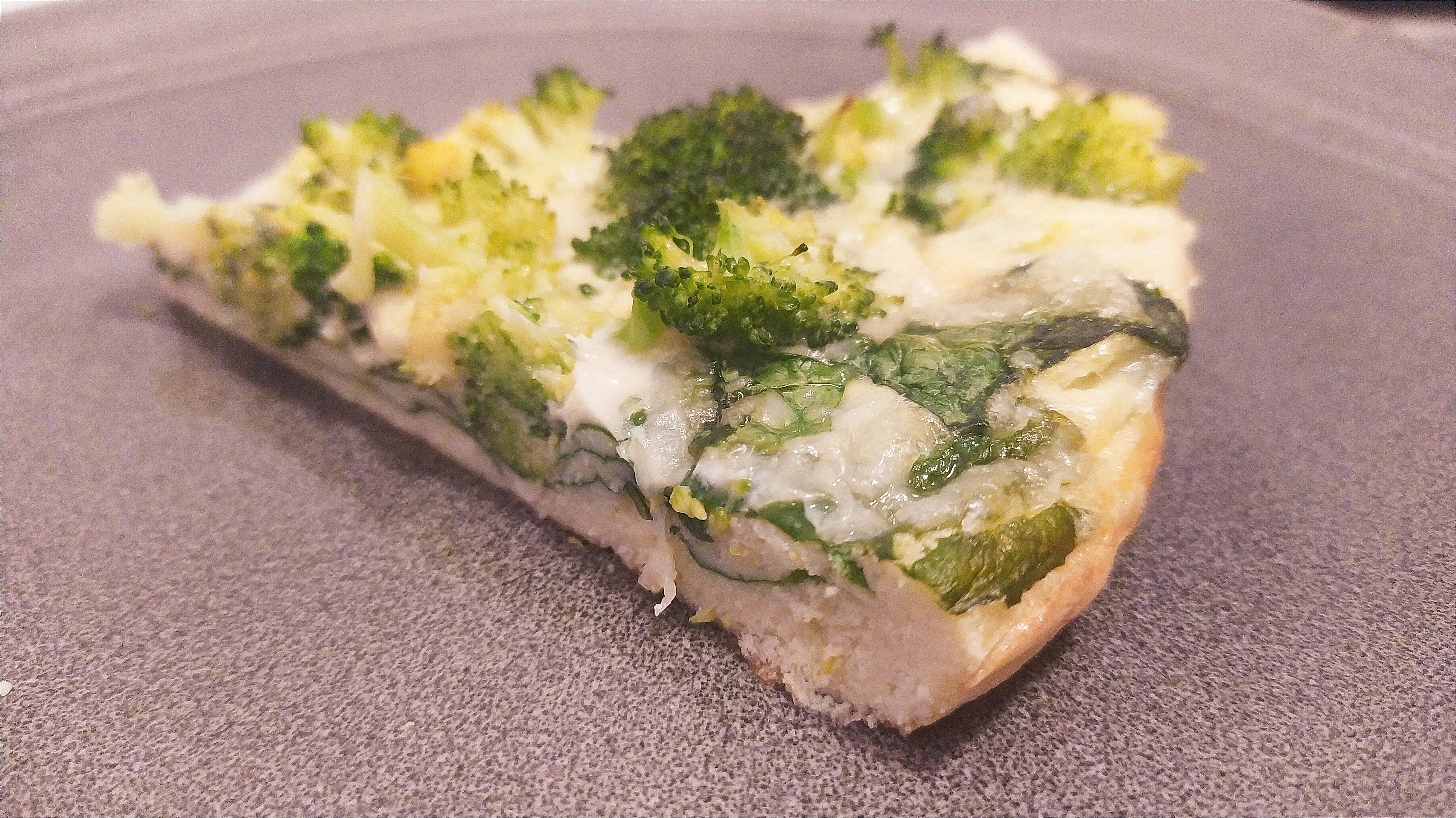 Zdravá snídaně: mandlová omeleta s brokolicí a špenátem